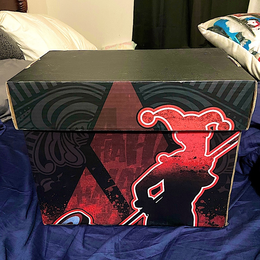 DC Comics Harley Quinn Small Comic Book Box (with bags and boards)